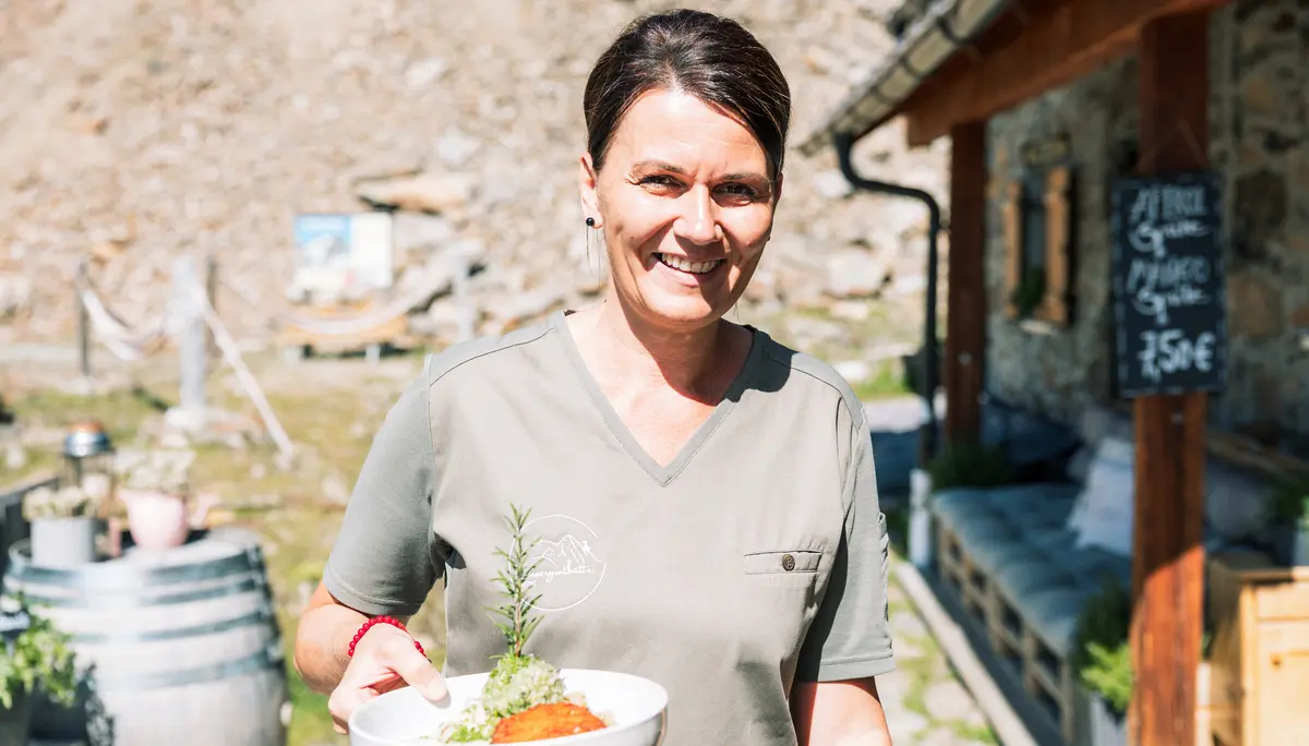 Martina bringt Essen | © TVB-Pitztal-Severin-Wegener