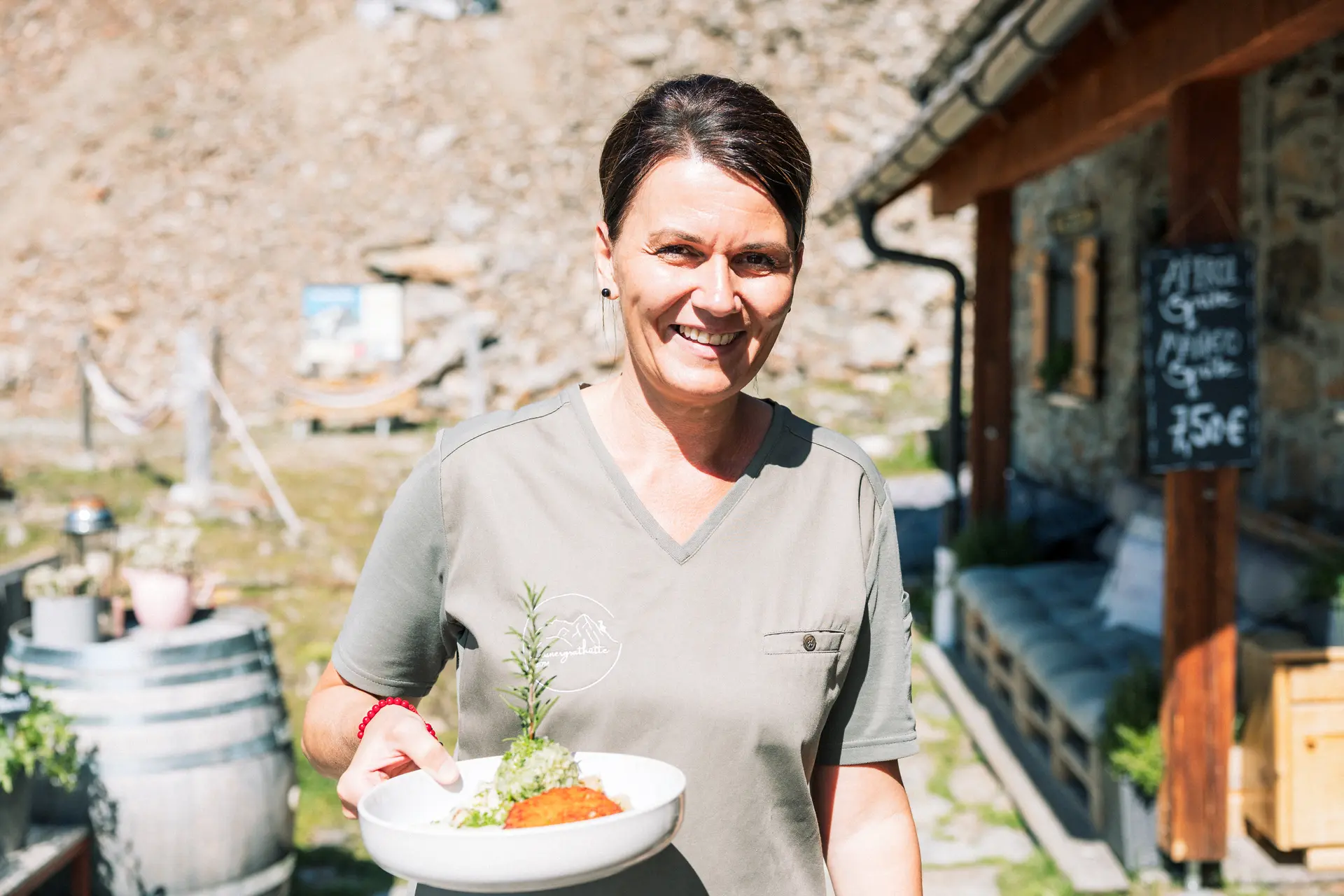 Martina bringt Essen | © TVB-Pitztal-Severin-Wegener