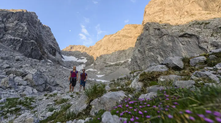 Zwei Wanderer wandern über ein Geröllfeld | © DAV/Wolfgang Ehn